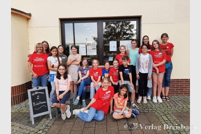 Gruppenbild vor der Gemeindebücherei.