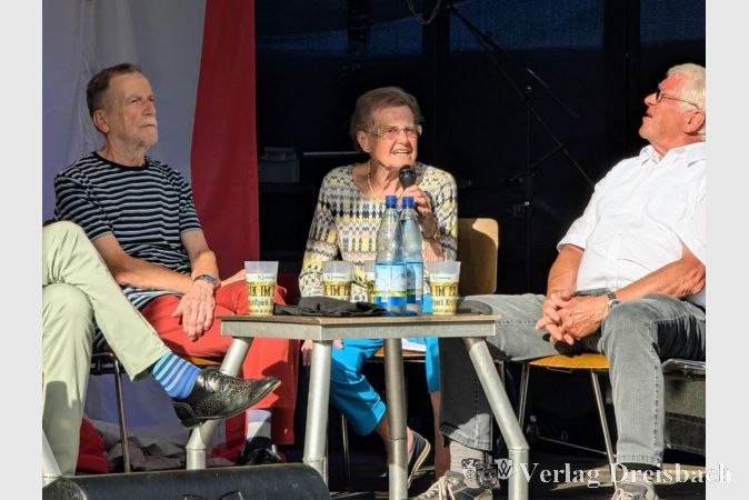 Isolde Fischer, deren verstorbener Ehemann Friedeldamals Vorsitzender der Gemeindevertretung war, erinnerte an den Einsatz des ehemaligen Bürgermeisters Hans-Werner Börs.
