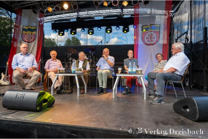 Talk im Park. V.l.n.r.: Johannes Heger, Norbert Hegmann, Wolfgang Sittig, Moderator Dr. Detlef Krause, Ferdinand Dillmann, Isolde Fischer und Edelbert Hoss.