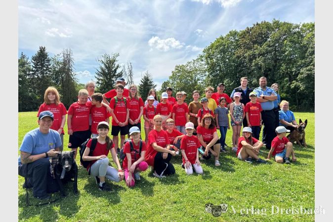 Eine muntere Gruppe Krifteler Ferienspielekinder besuchte den Verein für Deutsche Schäferhunde auf dem Vereinsgelände. Dort stellte die Polizeidiensthundestaffel ihre Arbeit vor.