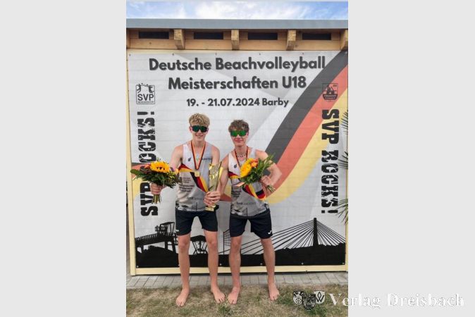 Der Krifteler Jorris Müller (rechts) mit Partner Joris Backhaus mit dem Siegerpokal.