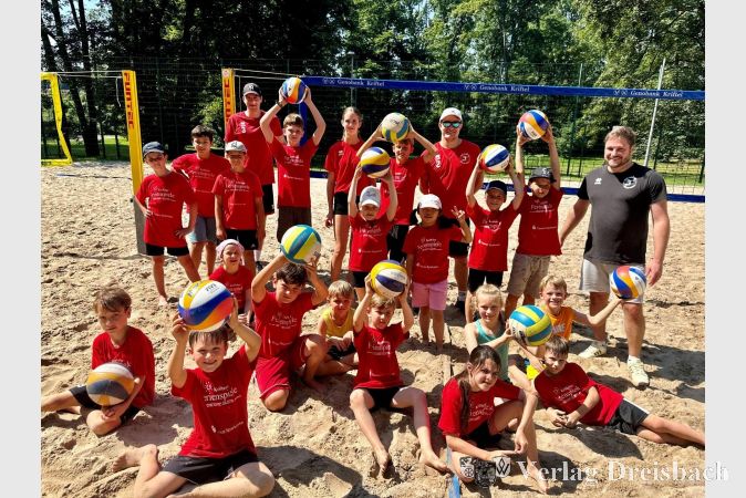 Gruppenbild der Ferienspielkinder beim Beachvolleyball.