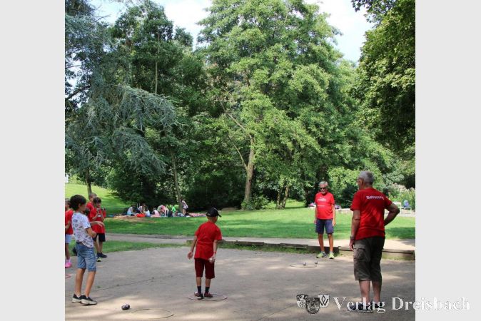 Das Wetter spielte zum Glück auch mit bei den Gehversuchen im Pétanque-Sport.