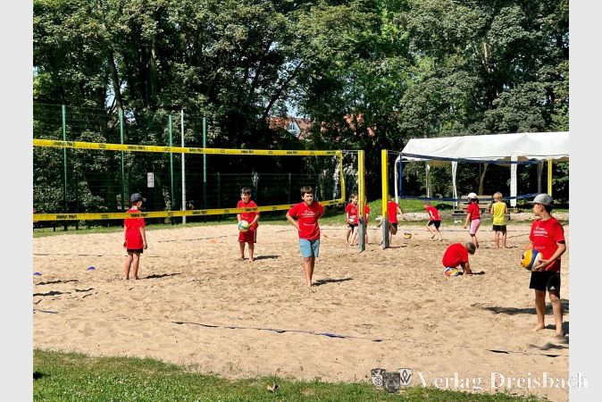 Fleißig übten die Kinder die Grundlagen des Volleyballspiels.