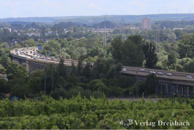 Platzsparend wäre es allemal, die neue Stromtrasse an den Verlauf der Autobahnen anzubinden, ob es technisch möglich sein wird, dazu gibt es noch keine eindeutigen Aussagen.