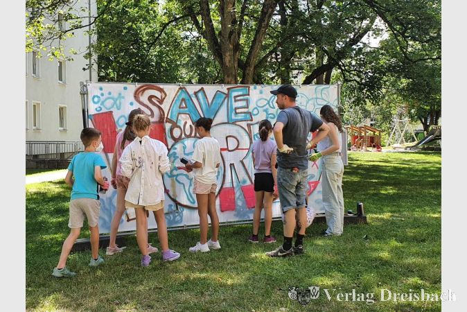 Die Kinder und Jugendlichen tobten sich kreativ an der Graffiti-Wand aus.