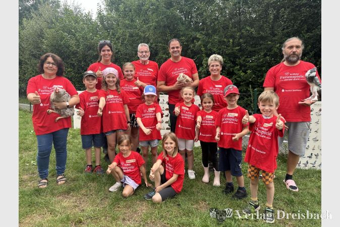 Gruppenfoto der Ferienspielkinder bei den Taubenzüchtern.