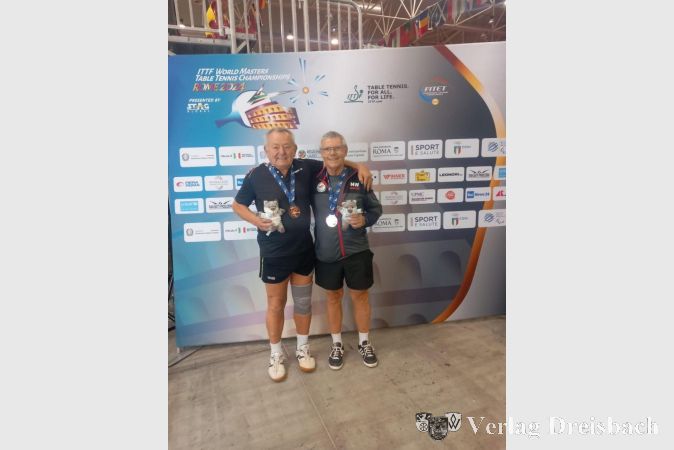 Wilhelm Enichlmayr (Österreich, links) und Norbert Wrabetz (TuS Kriftel, rechts) präsentieren ihre frisch gewonnenen Bronzemedaillen.
