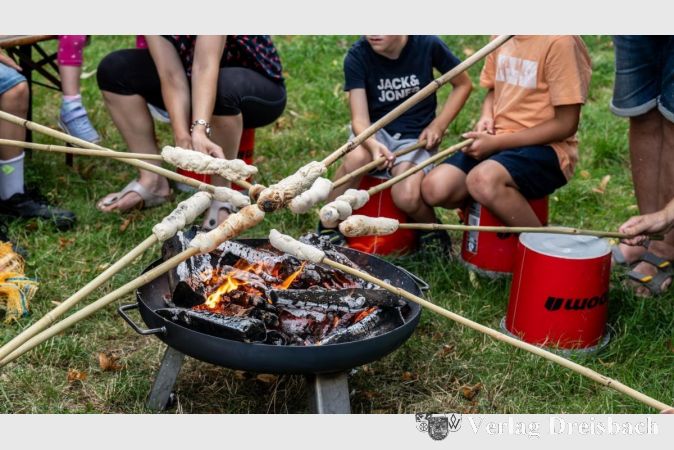 Stockbrot als leckerer Lohn für die vorherigen Mühen.