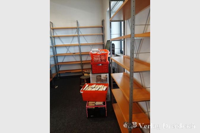 Die Krimis in der Gemeindebücherei warteten darauf, neu einsortiert zu werden.