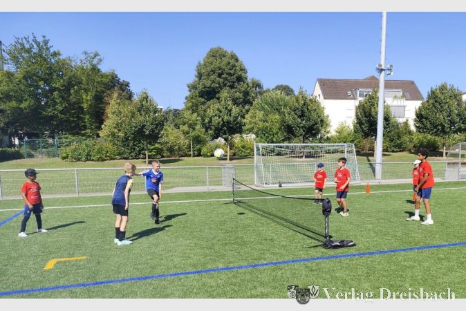 Spaß beim Fußballtennis.