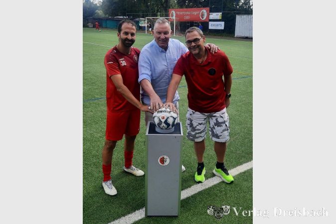 Von links nach rechts: Mohamed Almalqui (1. Mannschaft Germania Okriftel), Wolfgang Trapp und Jörg Duchatsch (1. Vorsitzender Germania Okriftel).