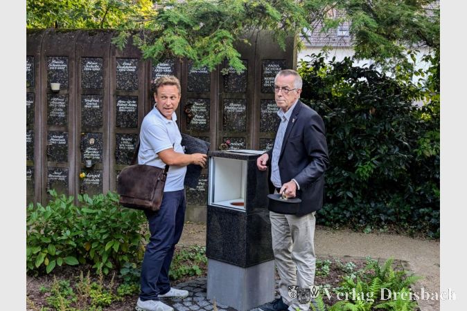 Martin Mohr und Frank Jirasek vor dem geöffneten Urnen-Kandelaber.