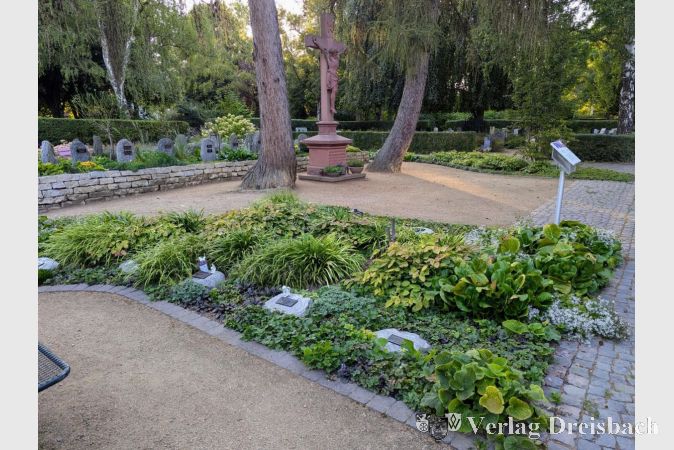 Die gärtnerbetreute Grabanlage auf dem Krifteler Friedhof.