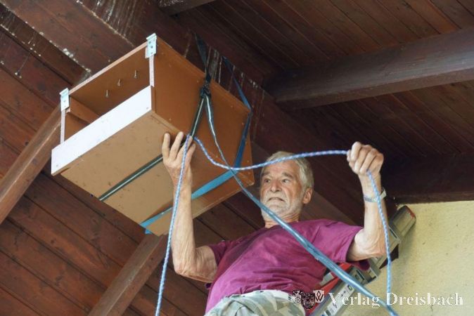 Kein indischer Seiltrick sondern schwierige Montagearbeit.
