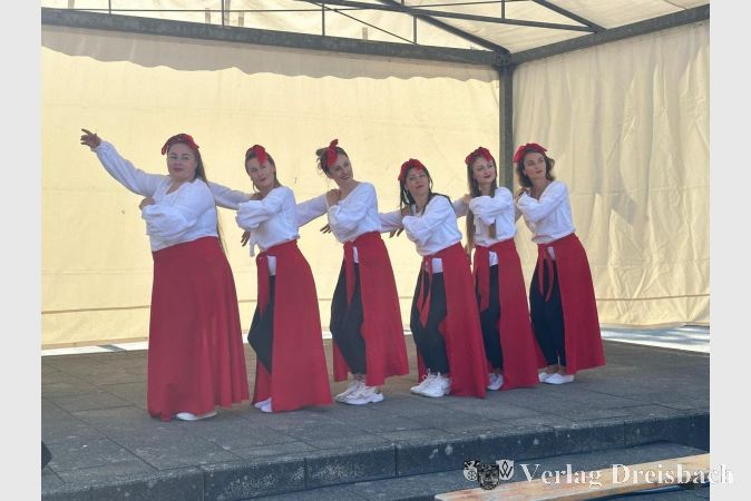 Die ukrainische Tanzgruppe: Für die Mitglieder eine willkommene und wirksame Ablenkung vom Krieg in der Heimat, und für das Publikum eine mitreißende Darbietung.