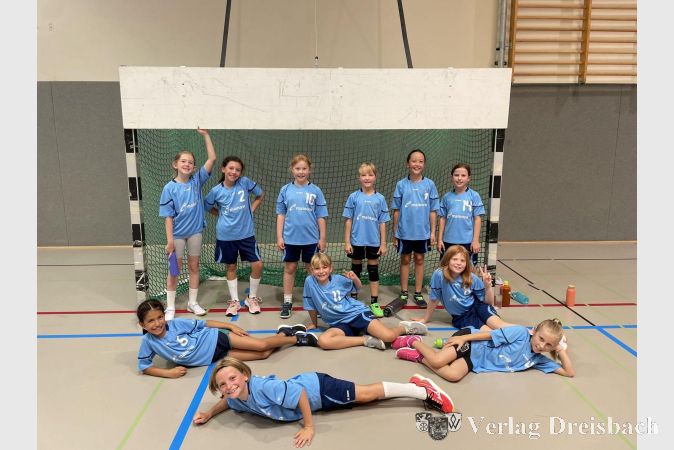 Die weibliche E mit Team B zufrieden nach dem Turnier.