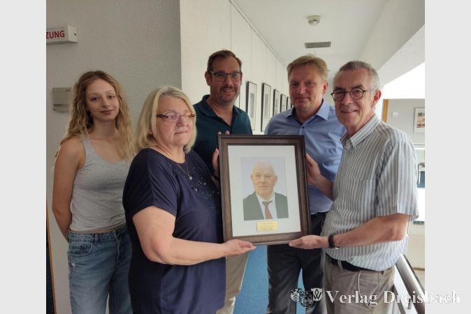 V.l.n.r.: Enkelin Lena, Ehefrau Monika Dünte, Bürgermeister Christian Seitz, Jörg Dünte und der Erste Beigeordnete Franz Jirasek mit dem Porträt des Ehrenbürgermeisters.