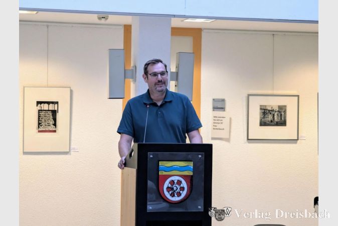 Bürgermeister Christian Seitz freute sich ebenfalls über die gut gefüllte "Krifteler Galerie" im Foyer des Rat- und Bürgerhauses.