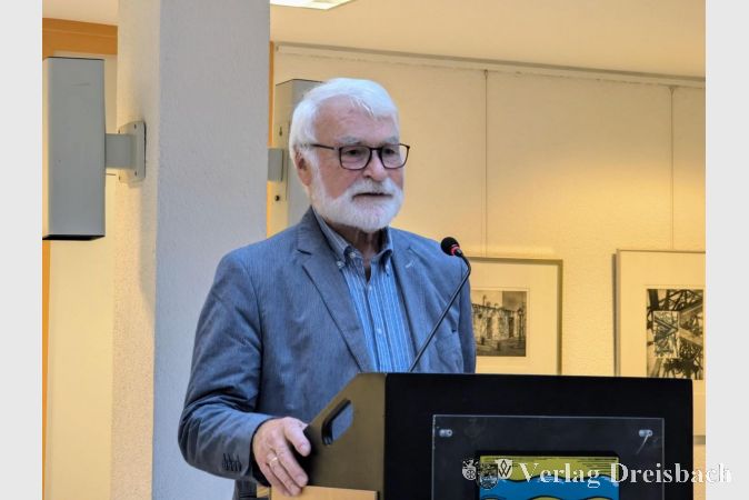 Der ausstellende Künstler Heinz Wallisch begrüßte das Publikum am Mittwochabend und blickte dabei in viele bekannte Gesichter.