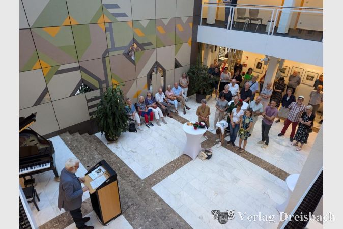Die Vernissage zur Ausstellung „Zeit vergeht“ von Heinz Wallisch lockte - sehr zu dessen Freude - erfreulich viele Kunstinteressierte ins Rat- und Bürgerhaus.