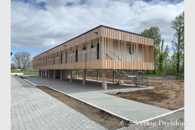 Das fertige Sportfunktionsgebäude auf dem Gelände des FCE.