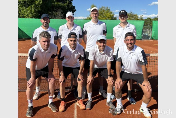 Die Herren 40 des Hattersheimer Tennisclubs stiegen zum dritten Mal in Folge auf. Von links nach rechts: Özcan Kara, Marian Pollmann, Philipp Neuhaus und Martin Drach (hintere Reihe) sowie Sascha Behmüller, Andreas Habersack, Sebastian Scholl und Alexander Stenzel (vordere Reihe).