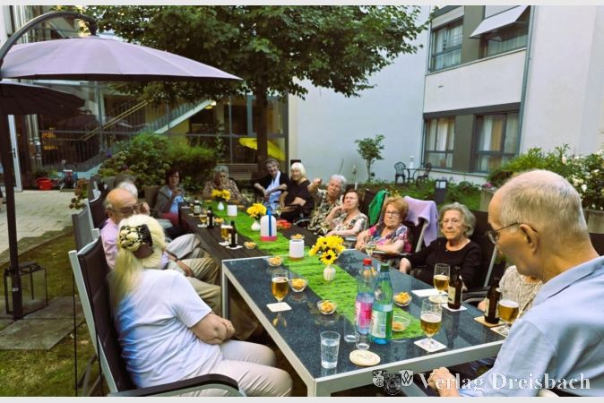 Beim Abendtreff genießen die Senioren die letzten warmen Sommertage im Garten des Kursana Domizils.