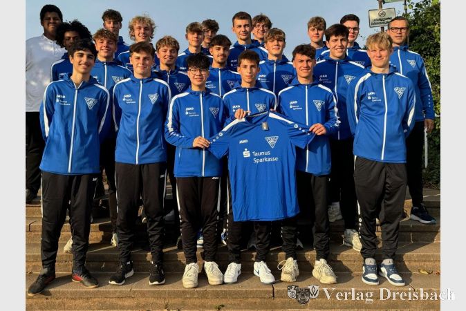 Die neu gebildete A-Jugend aus Spielern des SV 07 Kriftel und der DJK Hattersheim, die seit dieser Saison 2024/2025 als neue Jugendsportgemeinschaft „JSG Kriftel/DJK Hattersheim“ startet, freute sich über neue Trainingsanzüge sowie neue Aufwärmshirts. Möglich gemacht hat dies die Taunus Sparkasse, die einmal mehr unter Beweis stellt, wie wichtig ihr die Menschen in der Region vor Ort sind.