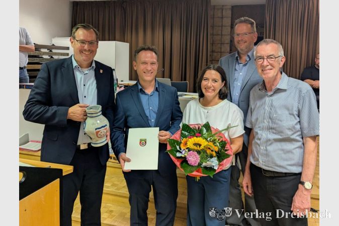 Glückliche Gesichter nach der Wahl im Rahmen der jüngsten Sitzung der Gemeindevertretung. V.l.n.r.: Bürgermeister Christian Seitz, der neue Erste Beigeordnete Martin Mohr, dessen Ehefrau Katrin, der Vorsitzende der Gemeindevertretung Alexander Feist und der in den Ruhestand gehende Franz Jirasek.
