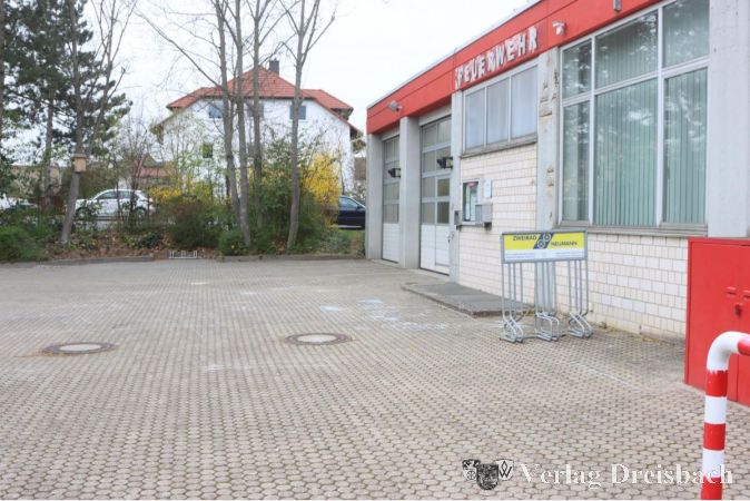 Noch erfüllt es seinen Zweck, aber das Wickerer Feuerwehrhaus soll möglichst schnell durch einen Neubau am Ortsausgang nach Weilbach ersetzt werden. Die Stadt muss dafür über zwölf Millionen Euro ausgeben, schätzt der Planer,