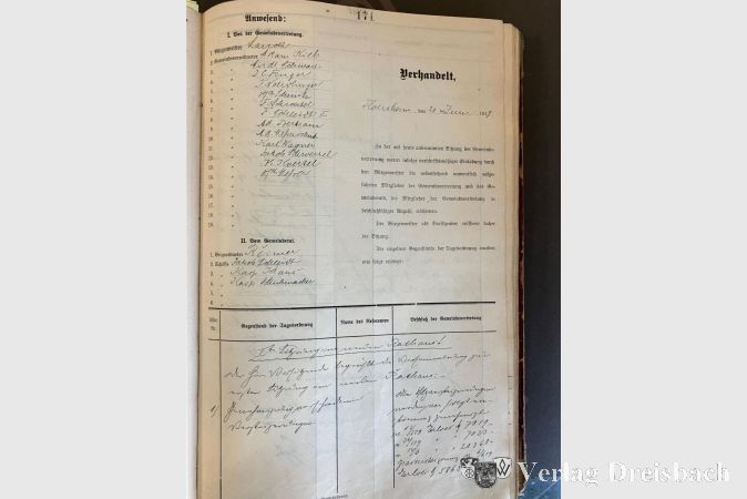 Protokolle der Gemeindesitzungen: Die Sitzungsprotokolle aus dem Jahr 1919 dokumentieren den offiziellen Beschluss, das Gebäude als Rathaus zu nutzen.