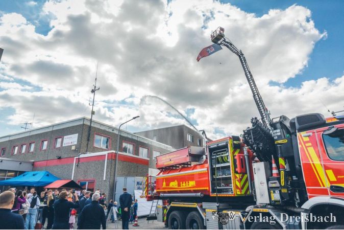 Der Kran mit der Fahne der Feuerwehr thronte über dem bunten Geschehen am Tag der offenen Tür.