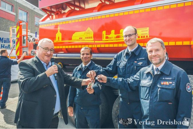V.l.n.r.: Feierliche Übergabe des neuen Abrollbehälters Wasser durch Bürgermeister Klaus Schindling an den stellvertretenden Wehrführer Patrick Meik, Wehrführer Manuel Peknice und Stadtbrandinspektor David Tisold.