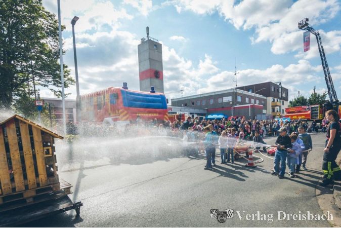 Früh übt sich: Der Brandschutznachwuchs im Einsatz.