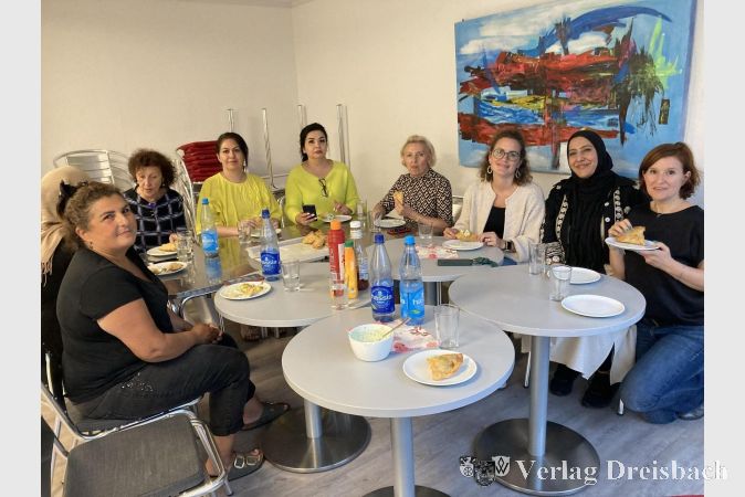 Gemeinsam wurden die leckeren Samosas genossen. Die Organisatorinnen, Christine Pfaff und Rabia Malik, 1. und 2. v. r., freuen sich über den Erfolg des Kochkurses.