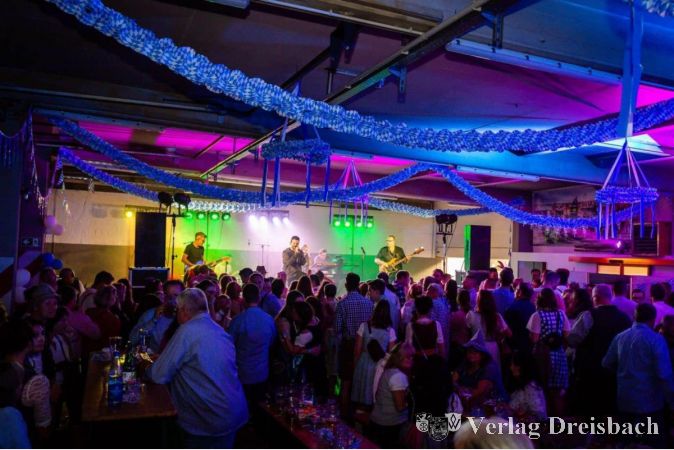 Am Freitagabend stieg das große Oktoberfest im Feuerwehrhaus mit "Eine Band namens Wanda".