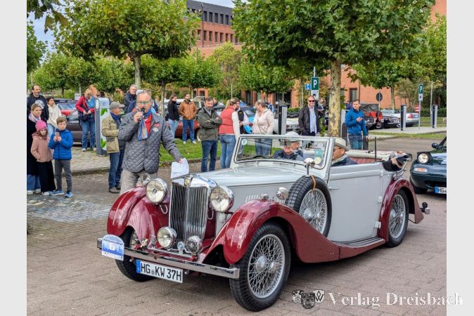 Moderator Bernd Schultz stellte alle teilnehmenden Fahrzeuge einzeln vor, wie auch diesen MG VA Tickford Drophead aus dem Jahre 1937.