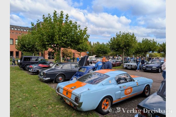 Vor dem Stadt am Sonntagmorgen bevölkerten 120 Oldtimer den Parkplatz vor dem Landratsamt. Im Vordergrund ein Ford Mustang, Baujahr 1965.