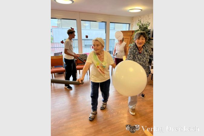 Bei Gymnastikübungen wurden die Bewohner von Schülerinnen und Schülern unterstützt.
