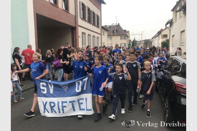 Lautstark auf den Krifteler Straßen: Der Nachwuchs des SV 07 mitsamt Trainern und Betreuern beim Kerbeumzug am Sonntag.