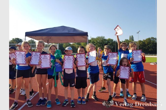 Stolz präsentiert der Leichtathletik-Nachwuchs seine Urkunden.