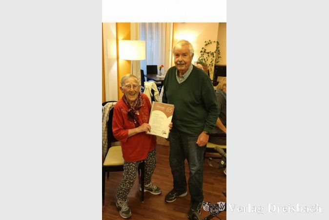 Gerta Jost nahm die Urkunde für ihre 65-jährige Mitgliedschaft vom AWO-Vorsitzenden Hans Franssen entgegen.