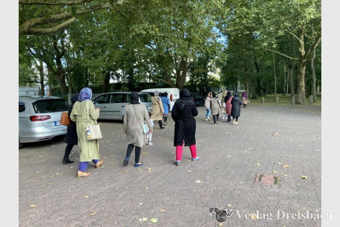 Die Frauen starten zu ihrem Charity Walk.