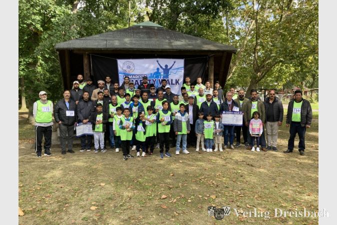 Die Sieger des Charity Walks gemeinsam mit den Organisatoren und Gästen.