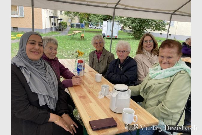 Nette Gespräche beim Gartenabschlussfest in der Essbaren Siedlung. Die Erste Stadträtin Heike Seibert (2. von rechts) freut sich, dass sie das Fest besuchen kann. Rabia Malik vom Stadtteilbüro (ganz links) genießt ebenso die erfolgreiche Feier.