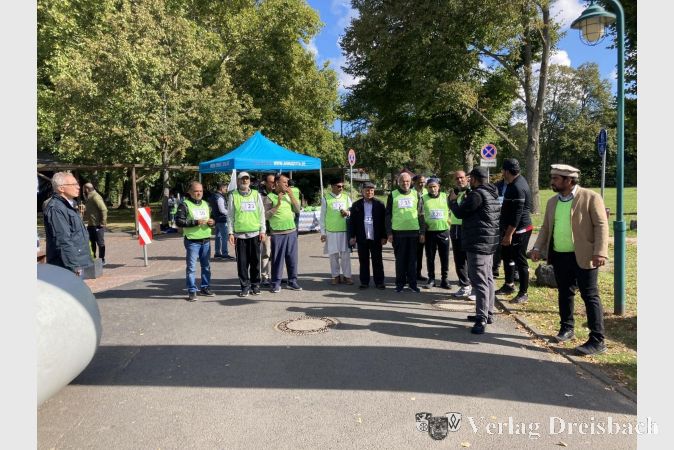 Die Herren über 40 stellen sich zum Lauf auf. Rechts im Bild Moderator und Organisator Mohammad Laiq Shafiq, links Klaus Störch vom Haus Sankt Martin.