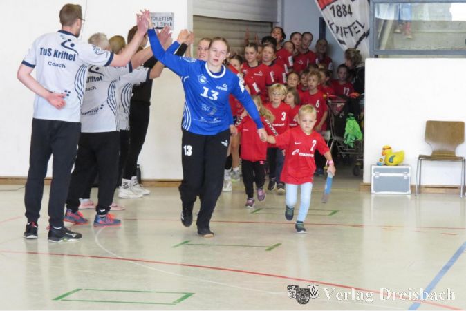 Überragende Spielerin der A-Jugend war Torfrau Yasmin Koczy, die hier mit einläuft.