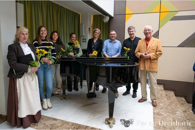 Der Leiter des Gesangstudios Vollmert und auch Leiter des Musikforums Kriftel, Dietmar Vollmert (re.), begeisterte mit seinen Schülerinnen und Schülern erneut beim jährlichen Konzert im Krifteler Rat- und Bürgerhaus.
Von li. nach re. Karin Herkströter, Ellen Geisel, Leonie Kemler, Miray Hauk, die Pianistin Friederike Wiesner, Klaus Gallenbacher und Matthias Pfützner.