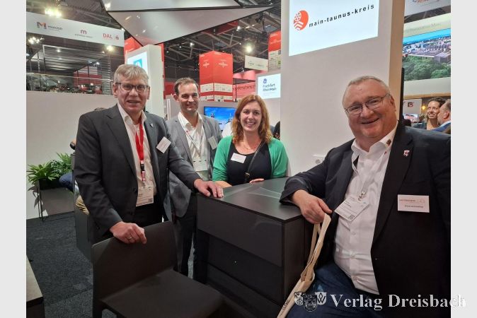 V.l.n.r.: Alexander Schwarz, Wolfgang Molzberger, Celina Sickmann und Bürgermeister Klaus Schindling am Stand des Main-Taunus-Kreises auf der Expo Real in München.